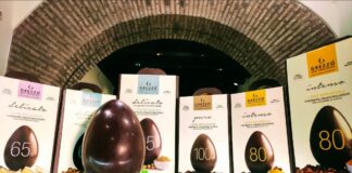 L’uovo di Pasqua di cioccolato crudo di Grezzo Raw Chocolate.