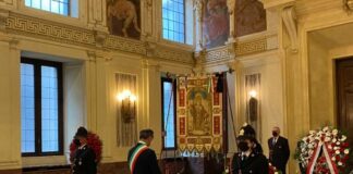 Tognoli, aperta camera ardente a Palazzo Marino, decine di persone in coda per omaggiare l’ex sindaco e ministro.