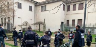 Aggressioni e molestie ai passanti, rimpatriati 4 romeni senza fissa dimora.