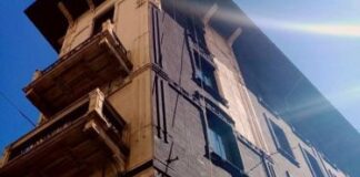 Via Plinio, facciata liberty ridipinta di nero, sgomento dei residenti.
