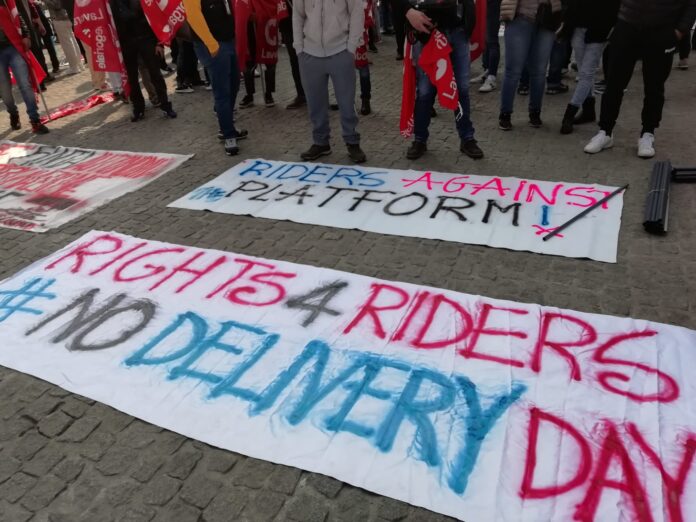 RIDER, MANIFESTAZIONE IN PIAZZA XXIV MAGGIO: "DIRITTI NO COTTIMO" (FOTO 4)