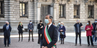 Minuto di silenzio in Piazza della Scala per le vittime di covid.