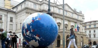 Milano si prepara alla 3 giorni di Weplanet : 3-4-5 Aprile in Piazza Duomo con i “Cento globi per un futuro sostenibile”.