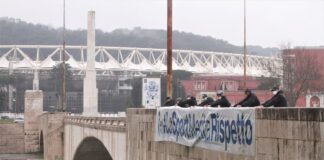 A un anno dal lockdown “lo sport merita rispetto”, striscioni sui ponti di Roma.