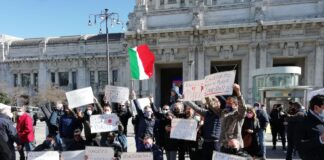 Riaperture, protestano gli ambulanti non alimentari: fateci lavorare, è la morte di tutti.