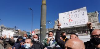 Corteo ambulanti prosegue fino in Prefettura.