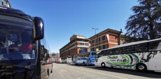 Protestano anche i bus turistici in piazza Duca d’Aosta.