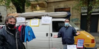 Mercato di via Crema, ambulanti aprono i banchi ma senza merce in vendita.