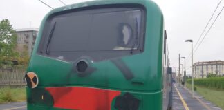 No Tav bloccano treno Trenord e lo vandalizzano, macchinista colpito da schizzi di vernice spray al volto, sindacati proclamano sciopero.