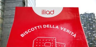 Installazione “I biscotti della verità” Iliad in piazza Gae Aulenti. Sim disponibili anche alle casse di Esselunga.