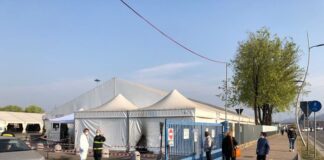Lancio di molotov contro centro vaccinale a Brescia.