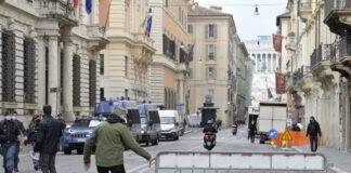 #Ioapro, in corso la manifestazione a Roma, alta tensione: non siamo delinquenti, chiediamo solo di poter lavorare.