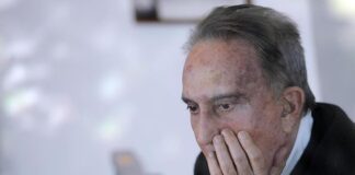 Parla Emilio Fede: sto bene, sono stato investito da un’auto.
