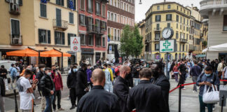 Apre Supreme in Corso Garibaldi, lunga coda all’ingresso.