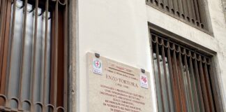 33 anni fa moriva Enzo Tortora, scoperta targa in sua memoria in via dei Piatti.