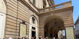 Folla di persone in fila fuori alla Scala per rendere omaggio a Carla Fracci. Il figlio Francesco: sarebbe veramente contenta di questo tributo.