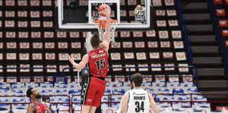 L’Olimpia vince il derby con Cremona e chiude la regular season al primo posto, sarà Trento il primo avversario ai playoff.