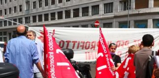 Morti sul lavoro, manifestazione davanti Assolombarda, dito puntato su JobsAct di Renzi e legge Fornero.