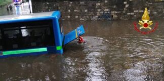Maltempo, bus intrappolato nell’acqua, intervengono i Vigili del Fuoco a Busto Arsizio.