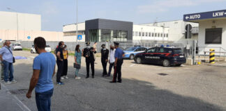 Camionista forza blocco, ucciso sindacalista Cobas.
