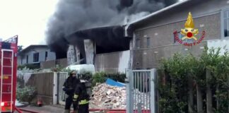 Rifiuti, incendio in azienda di riciclo a San Giuliano Milanese.