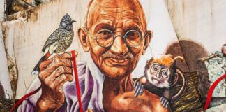 Lombarda Marmi fa rivivere Gandhi in un murales a Botticino.