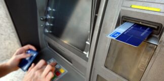 Truffa bancomat, allarme del Codacons, attenzione ai falsi impiegati.