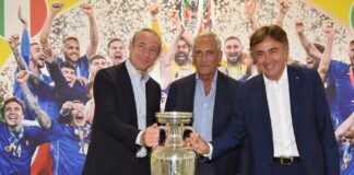 La Coppa Europa esposta alla sede centrakle di Poste Italiane, i ringraziamenti di Gravina.