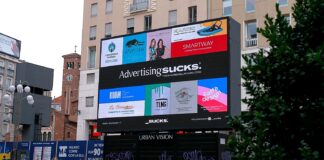 The Shared Billboard – l’affissione condivisa in Piazza San Babila. L’operazione del nuovo marchio SUCKS.