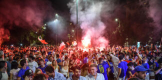 Festeggiamenti Euro 2020, esplode bomba carta in Piazza Duomo, 12 feriti.
