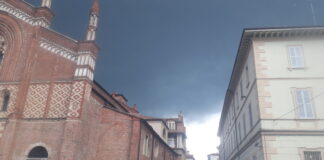 Maltempo, fulmine su cascina nel pavese, forte grandinata Milano sud.