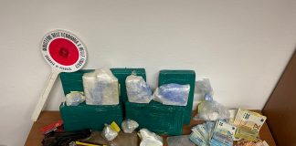 Droga, GdF arresta marocchino dopo inseguimento, oltre 8 chili di cocaina e 25.000€ in contanti in auto.