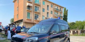 Tragedia familiare a Carpiano, uccide moglie e figlia e poi si suicida.