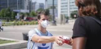 I volontari di progetto Arca distribuiscono acqua, gelati ed angurie ai senza fissa dimora.