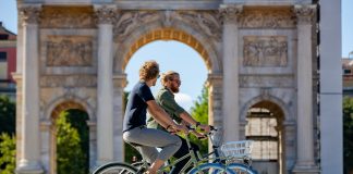 Swapfiets debutta al Fuorisalone 2021 con la sua iconica ruota blu.