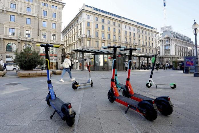 Monopattini: da oggi a Milano scatta servizio rimozione