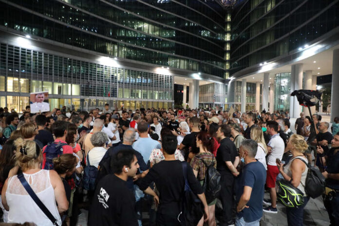 Green pass: a Milano la protesta arriva sotto sede Regione