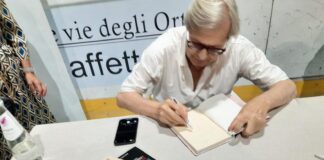 Vittorio Sgarbi incantato da I Colori della Fantasia di Sergio Camellini.