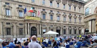 Sanità, presidio di Medicina Democratica davanti Palazzo Marino.