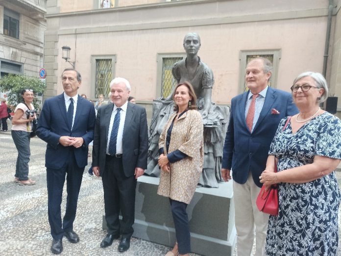 PIAZZA BELGIOIOSO, INAUGURATA STATUA DEDICATA A CRISTINA TRIVULZIO (FOTO 2)