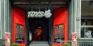 Non solo giocattoli, riapre la storica sede di Toys Center in via Macchi.