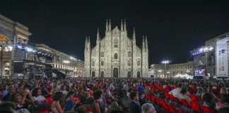La Filarmonica della Scala riempie Piazza Duomo.