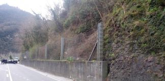 Cade masso in Val Brembana, ferita automobilista.