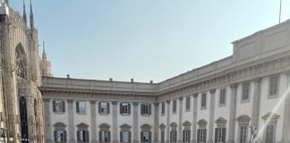 Piazzetta Reale si colora contro la violenza sulle donne.