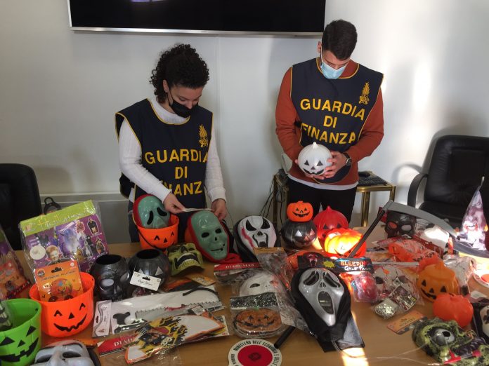HALLOWEEN, GDF SEQUESTRA MIGLIAIA DI ARTICOLI CONTRAFFATTI O NON A NORMA (FOTO)
