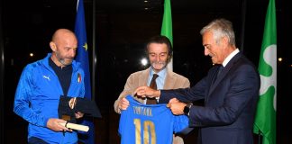 Consegnata Rosa Camuna a Gianluca Vialli.