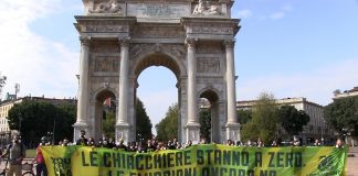 Youth4Climate: flashmob di Legambiente contro le emissioni inquinanti e climalteranti.