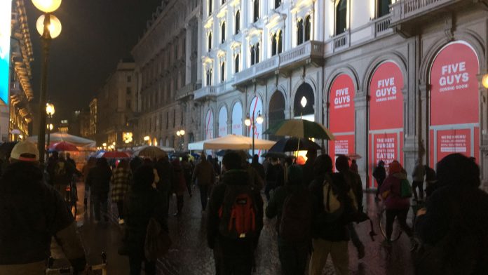 GREEN PASS, CORTEO IN VIA DANTE VERSO PIAZZA DUOMO (FOTO)