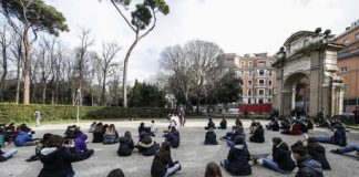 Samsung annuncia SAVE for Education, progetto con senior e dipendenti Samsung per combattere la povertà educativa tra bambini e adolescenti nei quartieri Barona e Giambellino.