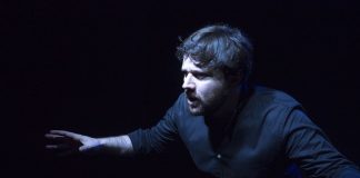 Perdifiato, al Teatro Arsenale rivive il mito di Alfonsina Strada, l’unica donna a correre il Giro d’Italia.